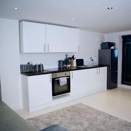 Perfect 1 Bed Apartment Sleeps 5 1 Kingsize Bed 1 Double Sofabed One Single Mattress Free Parking Wifi Good Transport Network Shopping Holiday Makers Families Contractors In North London Enfield Exterior photo