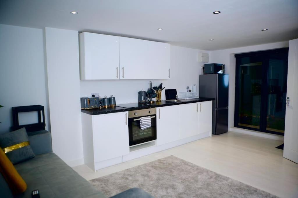 Perfect 1 Bed Apartment Sleeps 5 1 Kingsize Bed 1 Double Sofabed One Single Mattress Free Parking Wifi Good Transport Network Shopping Holiday Makers Families Contractors In North London Enfield Exterior photo