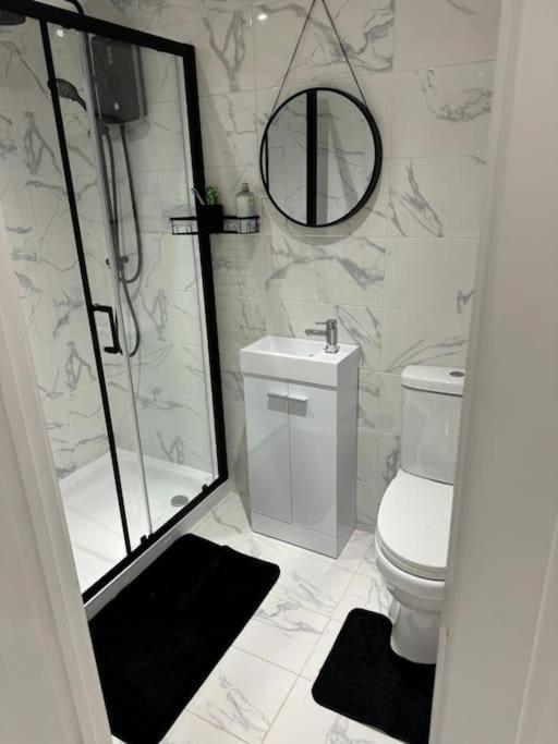 Perfect 1 Bed Apartment Sleeps 5 1 Kingsize Bed 1 Double Sofabed One Single Mattress Free Parking Wifi Good Transport Network Shopping Holiday Makers Families Contractors In North London Enfield Exterior photo
