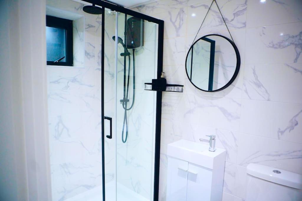 Perfect 1 Bed Apartment Sleeps 5 1 Kingsize Bed 1 Double Sofabed One Single Mattress Free Parking Wifi Good Transport Network Shopping Holiday Makers Families Contractors In North London Enfield Exterior photo