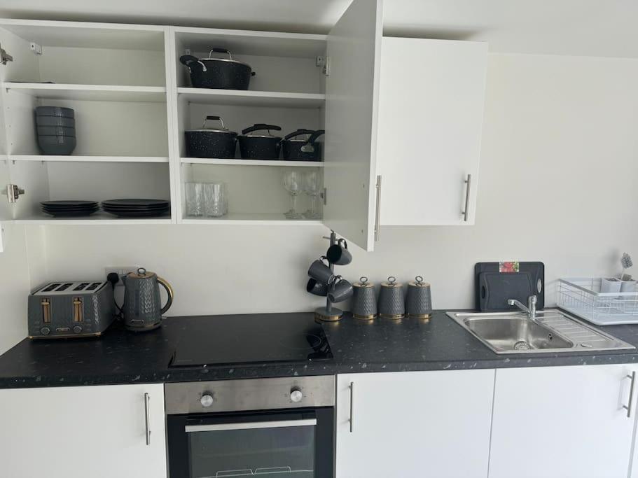 Perfect 1 Bed Apartment Sleeps 5 1 Kingsize Bed 1 Double Sofabed One Single Mattress Free Parking Wifi Good Transport Network Shopping Holiday Makers Families Contractors In North London Enfield Exterior photo