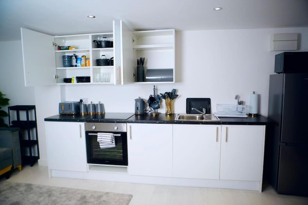 Perfect 1 Bed Apartment Sleeps 5 1 Kingsize Bed 1 Double Sofabed One Single Mattress Free Parking Wifi Good Transport Network Shopping Holiday Makers Families Contractors In North London Enfield Exterior photo