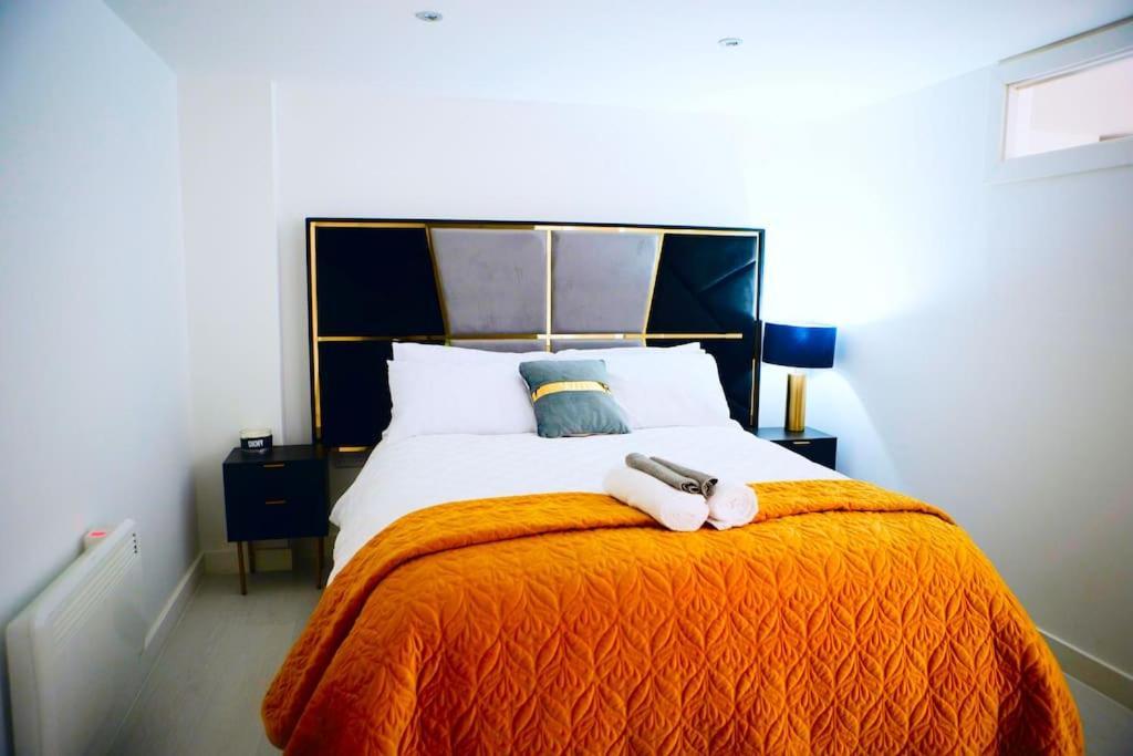 Perfect 1 Bed Apartment Sleeps 5 1 Kingsize Bed 1 Double Sofabed One Single Mattress Free Parking Wifi Good Transport Network Shopping Holiday Makers Families Contractors In North London Enfield Exterior photo