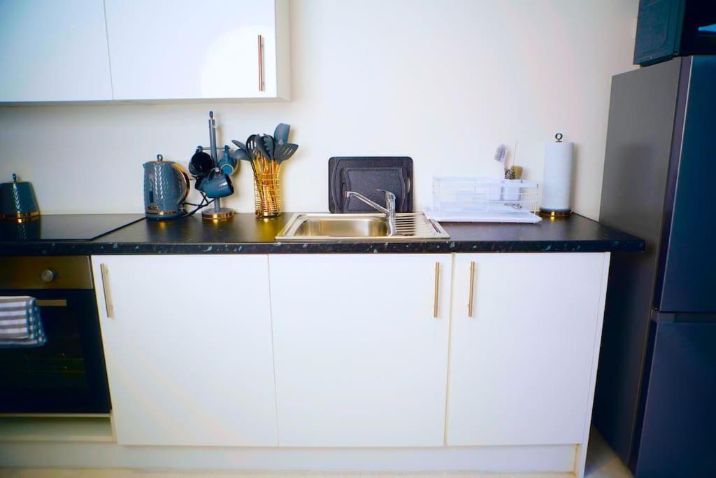 Perfect 1 Bed Apartment Sleeps 5 1 Kingsize Bed 1 Double Sofabed One Single Mattress Free Parking Wifi Good Transport Network Shopping Holiday Makers Families Contractors In North London Enfield Exterior photo