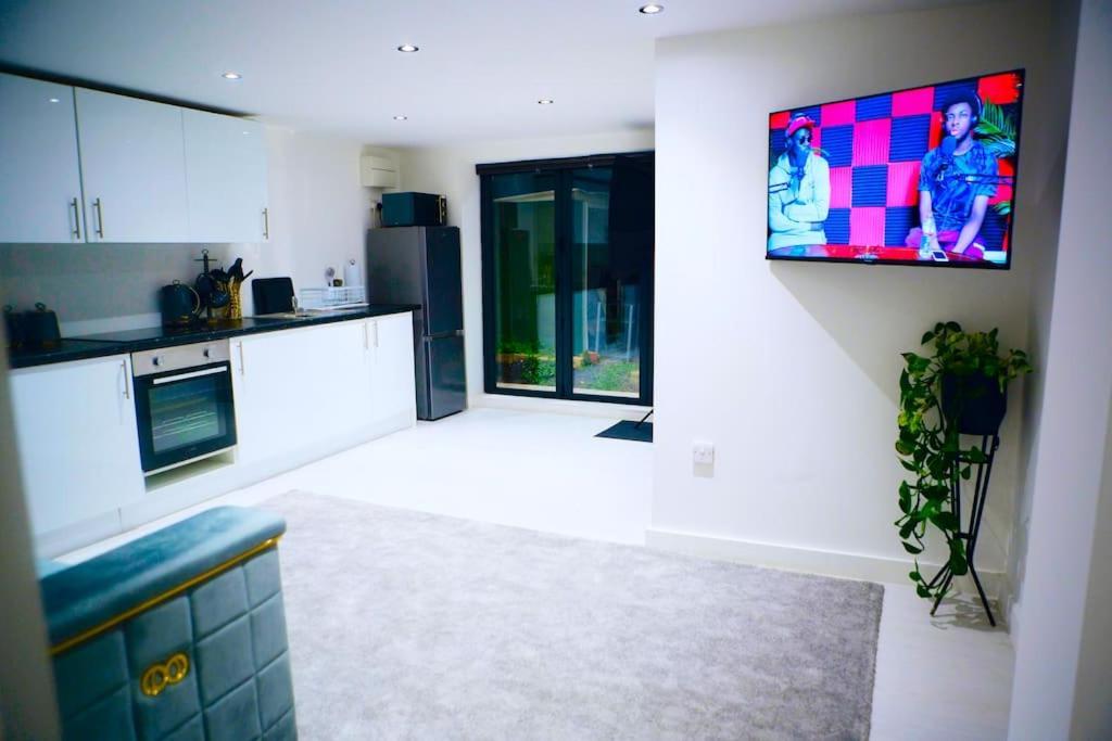 Perfect 1 Bed Apartment Sleeps 5 1 Kingsize Bed 1 Double Sofabed One Single Mattress Free Parking Wifi Good Transport Network Shopping Holiday Makers Families Contractors In North London Enfield Exterior photo