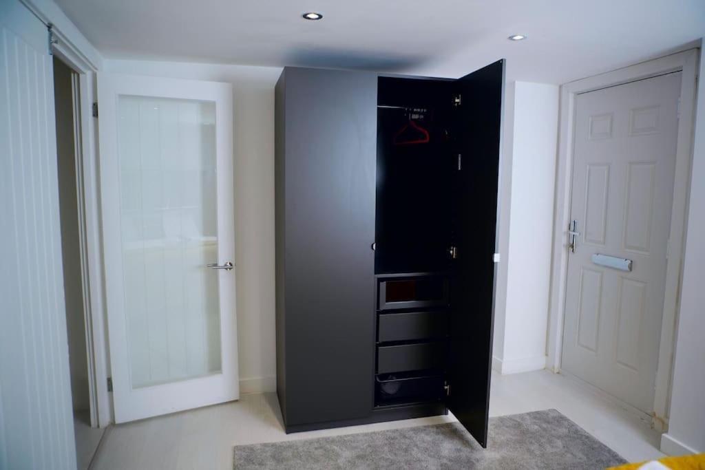 Perfect 1 Bed Apartment Sleeps 5 1 Kingsize Bed 1 Double Sofabed One Single Mattress Free Parking Wifi Good Transport Network Shopping Holiday Makers Families Contractors In North London Enfield Exterior photo