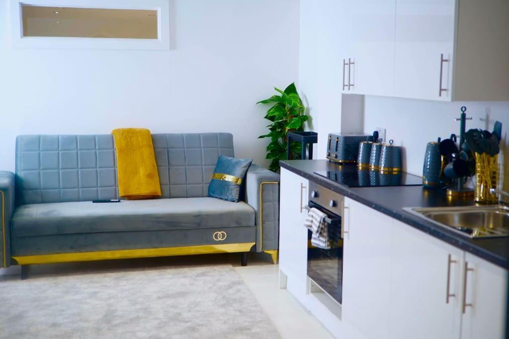 Perfect 1 Bed Apartment Sleeps 5 1 Kingsize Bed 1 Double Sofabed One Single Mattress Free Parking Wifi Good Transport Network Shopping Holiday Makers Families Contractors In North London Enfield Exterior photo