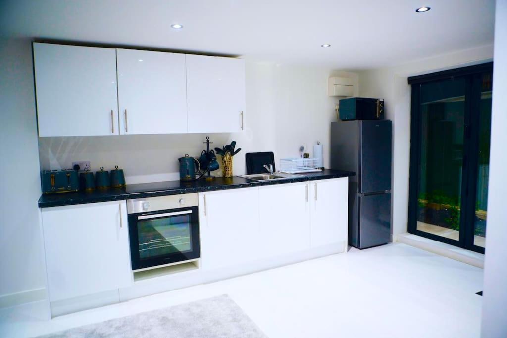 Perfect 1 Bed Apartment Sleeps 5 1 Kingsize Bed 1 Double Sofabed One Single Mattress Free Parking Wifi Good Transport Network Shopping Holiday Makers Families Contractors In North London Enfield Exterior photo