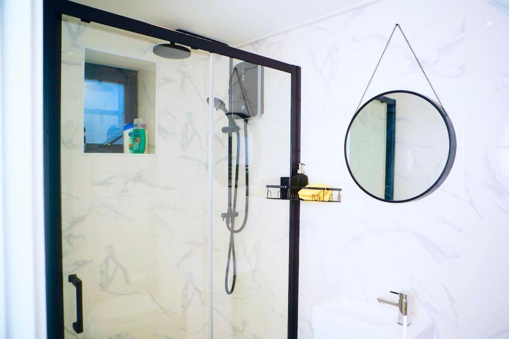 Perfect 1 Bed Apartment Sleeps 5 1 Kingsize Bed 1 Double Sofabed One Single Mattress Free Parking Wifi Good Transport Network Shopping Holiday Makers Families Contractors In North London Enfield Exterior photo